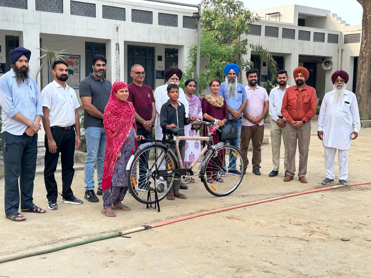गुरु नानक मिशन सर्विस सोसायटी ने एक जरूरतमंद स्कूली छात्र को साइकिल दान की